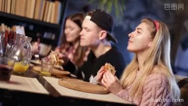 快乐的年轻朋友<strong>吃</strong>三明治和微笑，而花时间一起在咖啡馆前景有吸引力的女孩<strong>吃</strong>美味的三明治